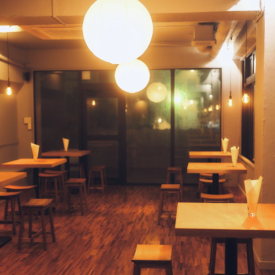 木目調のお洒落な空間★昼と夜で異なる雰囲気が楽しめる魅力を♪