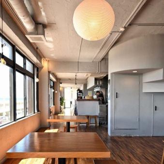 【仲の良い友人とランチ♪】2人掛けのテーブル席で、友人とのランチを楽しむのにもおすすめ◎ゆっくりとお料理やドリンク、楽しいひとときをお楽しみください☆