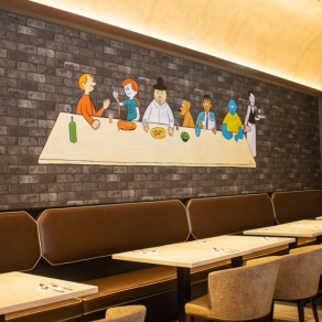 The table seats have sofa seats on one side, so you can relax after shopping♪
