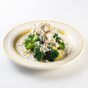 蒜蓉腌银鱼和西兰花