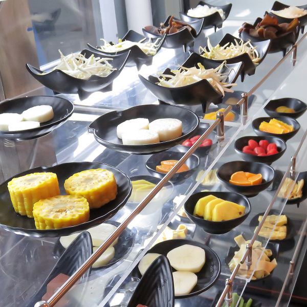 【お鍋の具材はセルフサービス♪】当店は最初にコース2種類と、お鍋の味を選んでいただきお鍋の具材はセルフサービスとなっております♪ご自分で食材を選び、ご友人や、ご家族・同僚の方とお楽しみください♪