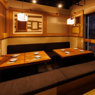 座り心地の良さが会話を弾ませ、親しみあるひと時をお約束します。照明がほんのり照らす落ち着きある雰囲気も好評いただいております。 ※写真は系列店