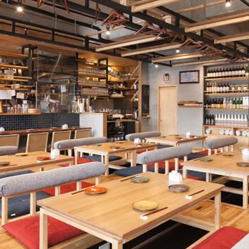 和モダンで落ち着く店内