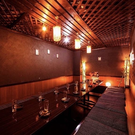 【フロア貸切◎】会社の宴会、懇親会など大人数での会合も当店にお任せください。木のぬくもりが溢れる落ち着いた雰囲気で広々とした店内は最大50名様までの宴会にご対応。和のくつろぎ♪広々とした店内で♪(新橋/個室/居酒屋/喫煙/飲み放題/3時間/宴会/歓送迎会/日本酒/地鶏/デート/記念日/鍋)