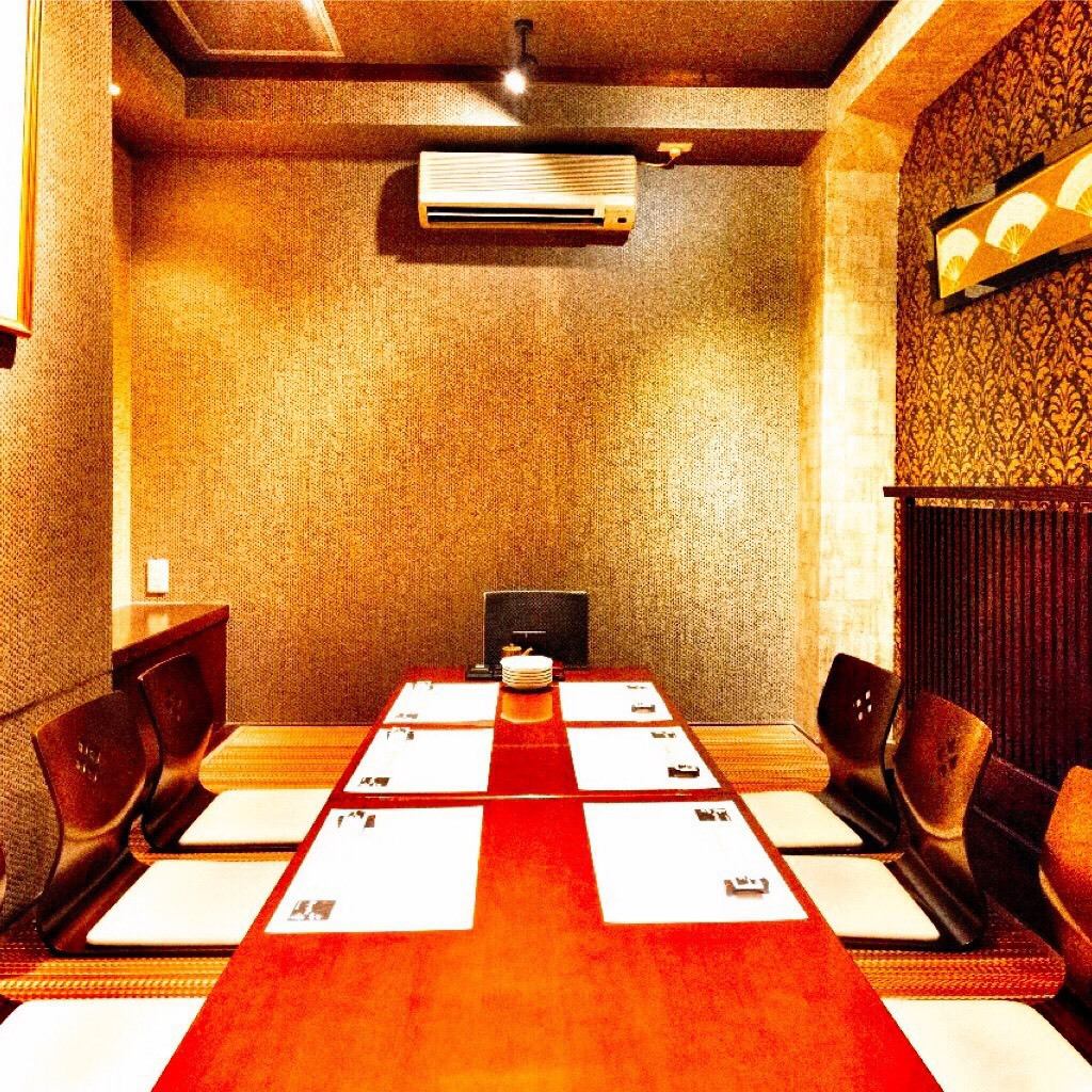 We offer Japanese-style private rooms suited to the number of people you have. Perfect for company parties, group dates, and girls' nights out.