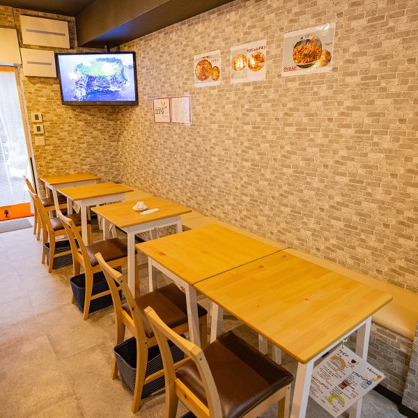 ≪テーブルでゆったりと≫２名様用のテーブル席を5席ご用意しております。テーブルを連携すれば10名様でもご利用可能ですので、団体様のご予約も大歓迎です♪ぜひ、ご来店をお待ちしております。