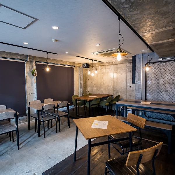 ガレージをイメージしたおしゃれな店内は、落ち着きのある居心地の良い雰囲気が魅力♪日常の喧騒から離れて、当店自慢の肉料理やおばんざいを、お好きなドリンク片手にゆったりとお楽しみください♪最大50名様程度までの貸切利用も承っております！ご希望のお客様は、お気軽にお問い合わせください！