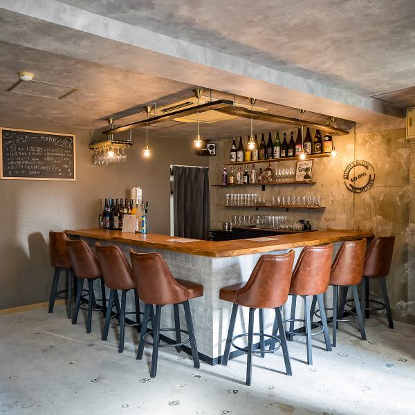 お一人様でのご来店も大歓迎のカウンターは全8席！テーブル席は、2名掛けから6名掛けまでご用意しておりますので、ご利用シーンに応じてご案内させていただきます♪4名テーブルは連結可能で、最大8名様までのグループ利用も◎ご友人との飲み会や女子会、お子様連れのお食事まで幅広いシーンでどうぞ！