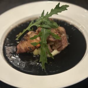 大山鶏の炭火焼き～イカスミソース～