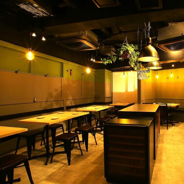 【ゆったりテーブル】貸切は着席30名様・立食40名様までご案内可能です。温かい灯りと洗練されたインテリアが演出する隠れ家的空間が自慢のテーブル席は接待やデートや女子会・飲み会におすすめ！人数に応じてゆったりとしたテーブル席をご用意させて頂きますのでご予約の際にご相談ください。【五反田/貸切/デート/宴会】