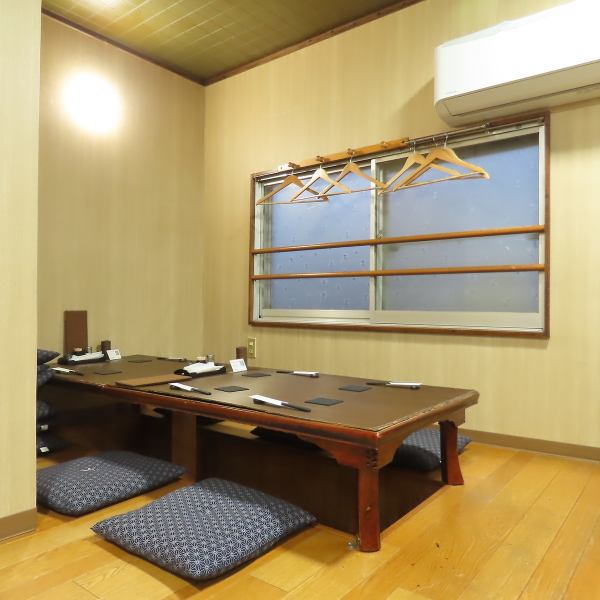 店内には4名様までご利用いただける掘りごたつ席をご用意しております。足を伸ばして寛げるため、小さなお子様連れのご家族や、ご年配の方とのお食事にも重宝します。木の温もりが感じられる落ち着いた造りで、まるで自宅にいるかのような安心感を提供。美味しい料理を囲みながら、和やかな時間をお過ごしください♪