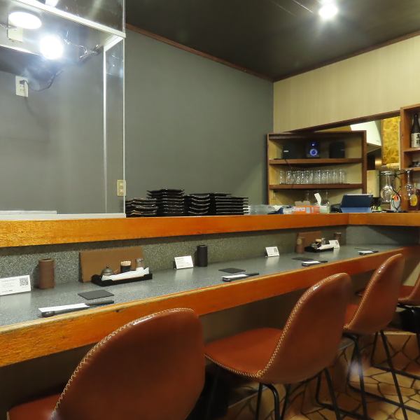 お一人様やデートに人気のカウンター席は、調理の臨場感を間近で味わえる特等席です。焼き台の周りにはガラスを設置しており、立ち上がる炎や職人の手さばきを安全に眺めることができます。また、店内に飾られた似顔絵の看板が、温かくお客様をお出迎え。親しみやすい空気感の中で、至福のひとときを演出します★