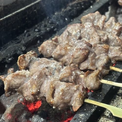 炭火で香ばしく焼き上げる国産鶏肉の串焼き