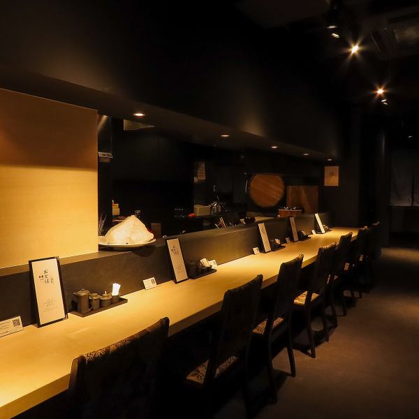 カウンター席は7席ご用意。お一人様はもちろん、デートや記念日など、様々な用途でご利用いただけます。料理人の丁寧な手仕事や盛り付けの美しさを間近でご覧いただける特別な空間です。落ち着いた店内は、ゆっくりと食事を楽しみたいお客様にぴったり。個室のご用意もありますので、シーンに合わせてお選びください。