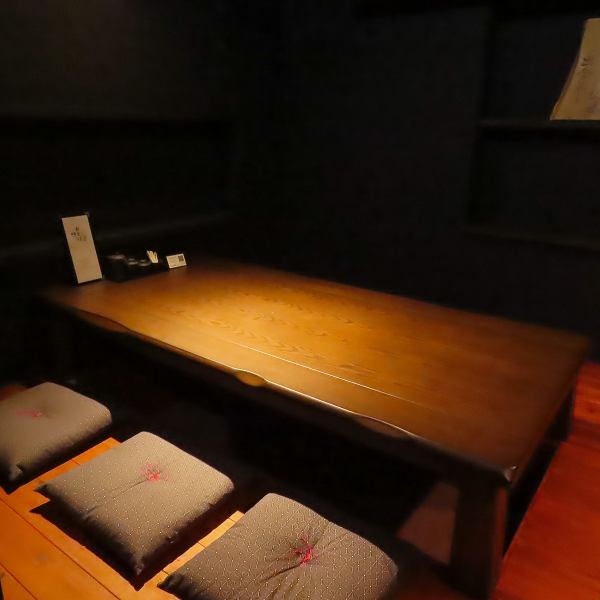 6名様までご利用可能な完全個室を1部屋ご用意しております。接待や会食、特別な記念日など、プライベートな空間でゆったりと過ごしたいシーンに最適です。店内は全体的に落ち着いた雰囲気で、洗練された和の空間となっております。仕入れにもこだわった心づくしの料理とサービスで、思い出に残るひとときを演出いたします。