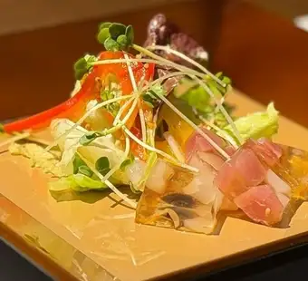 白身魚昆布〆と若芽のサラダ
