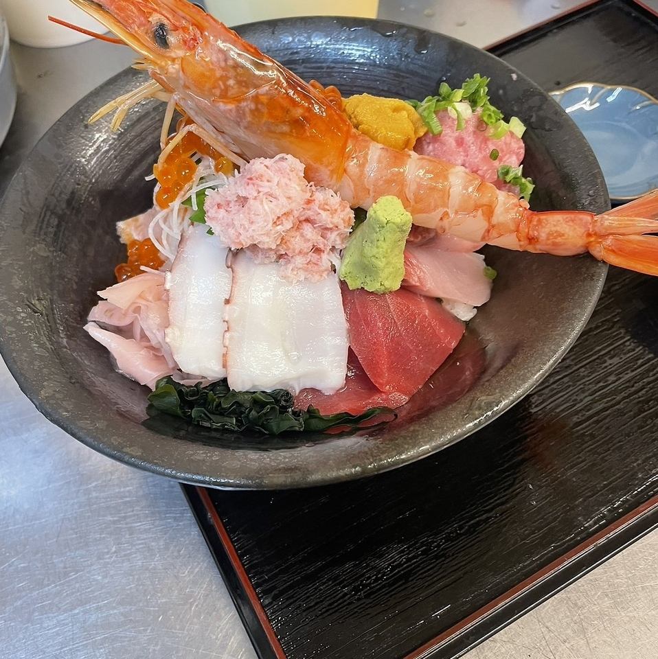 市場直送の海鮮丼で自分にご褒美！新鮮ネタが溢れる贅沢ランチ