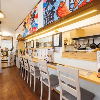 入店して右手に広がるカウンターは全6席。厨房の活気や調理の音を間近に感じられる特等席です