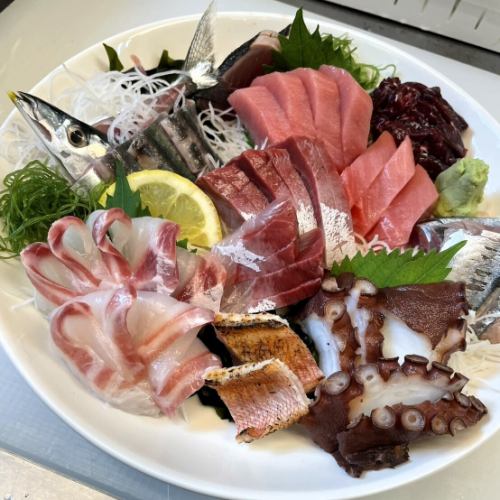 その日の水揚げでネタが決まる鮮度抜群おまかせ刺し盛り