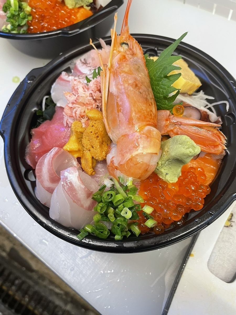 市場直送の海鮮丼で自分にご褒美！新鮮ネタが溢れる贅沢ランチ