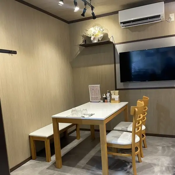 【貸切は13名様からご相談】お店丸ごと貸切は、13～14名様の実数でのご利用が広々と使えておすすめです（最大18名様まで）。向かいのコンビニ駐車場を共用利用できるため、お車での現地集合もスムーズです。周りを気にせず、仲間内だけのプライベートな宴会や打ち上げを心ゆくまで楽しめます。