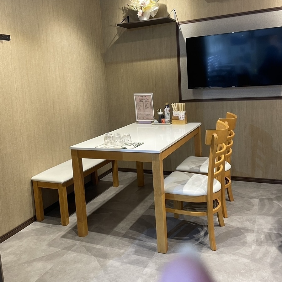 明るく居心地の良い店内は、仲間とリラックスできる空間です◎