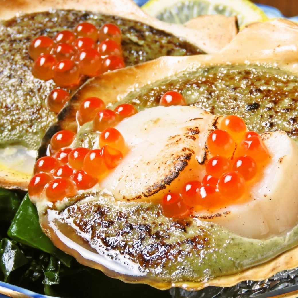 与清酒绝配！烤扇贝配螃蟹味噌的豪华料理。