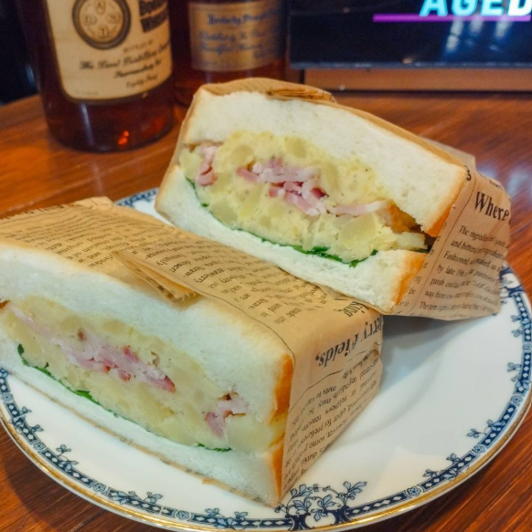 1000本のウイスキーボトルが並ぶ店内で特別なひとときを