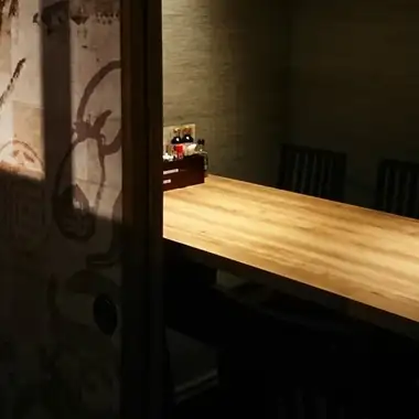 4名様までご利用可能な個室席です。少人数のご宴会でも個室席で周りを気にせずゆったりお食事をお楽しみいただけます！ご友人同士、会社の同僚との飲み会、様々なシーンでご利用いただけるお席となっておりますので、ぜひご利用ください♪