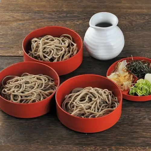 旅の〆はコレ！名物３段　割子そば