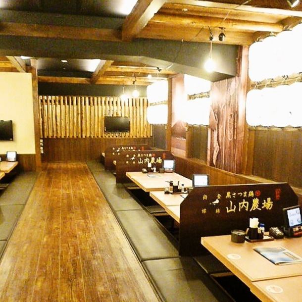 The spacious seating is based on wood and creates a gentle atmosphere that makes you want to eat and drink. *The photo is of an affiliated restaurant.