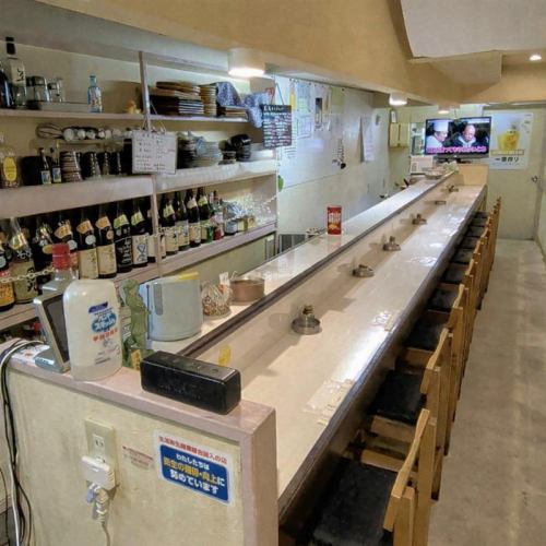 カウンターで寛ぐ少人数席