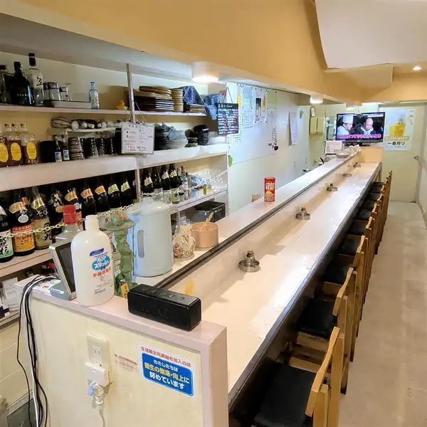 10席のみのカウンター空間は一体感が魅力!目の前で店主が調理する迫力を楽しめ、料理を前に自然と笑顔が広がる雰囲気です。限られた席だからこそ、仲間と一緒に和やかな時間を満喫できるのが特徴♪親しいグループや、おいしい時間を共に過ごしたい方におすすめ!