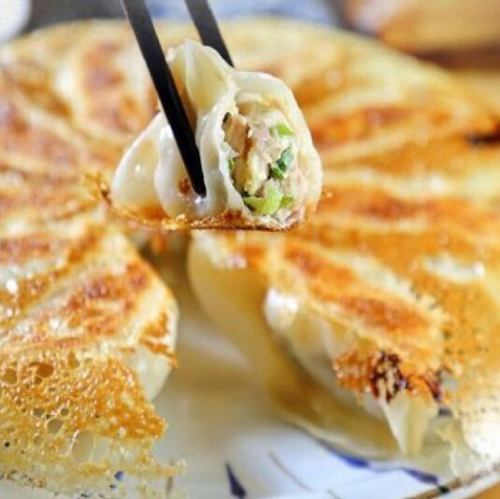 【肉汁注意】手作り焼き餃子◆飛び出る肉汁に注意が必要なほどジューシーな餡を厚めの皮で包んだ自慢の味