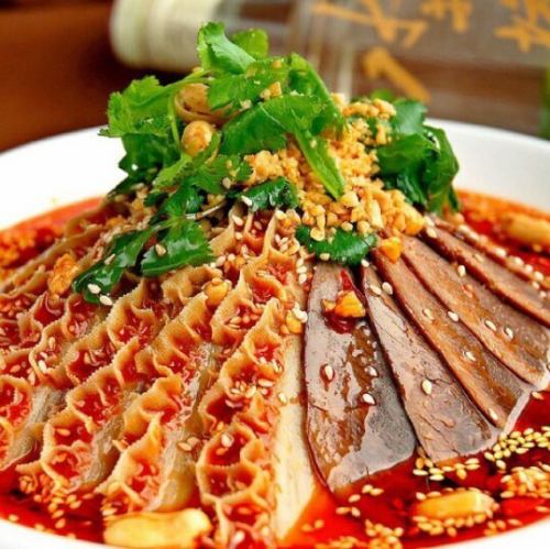 【本場の辛味】ハチノスと牛チマキ四川風和え◆丁寧に下処理したハチノスと牛肉の食感が楽しい本格前菜