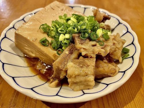 まずはこれ！名物【肉豆腐煮込み】は自慢の逸品☆