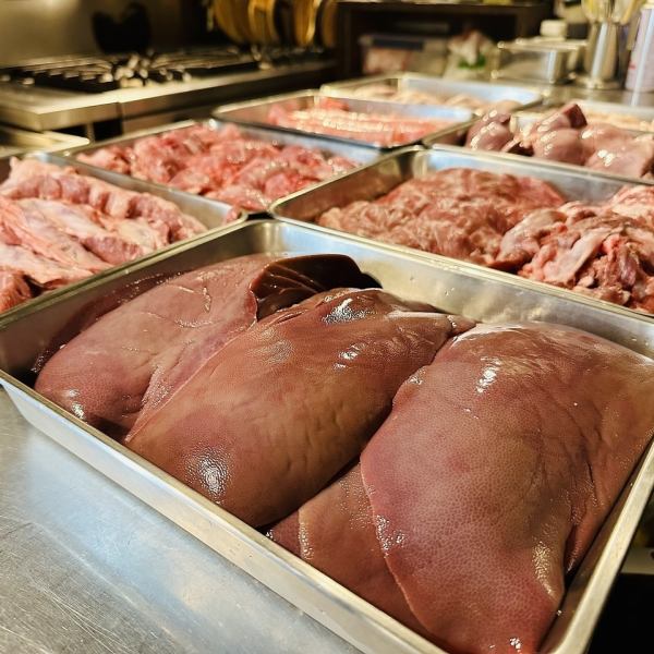 毎日新鮮な『もつ』だけを使用した【もつ焼き】朝挽きのぷりっぷりなレバーなど。様々な部位を喰らえ。