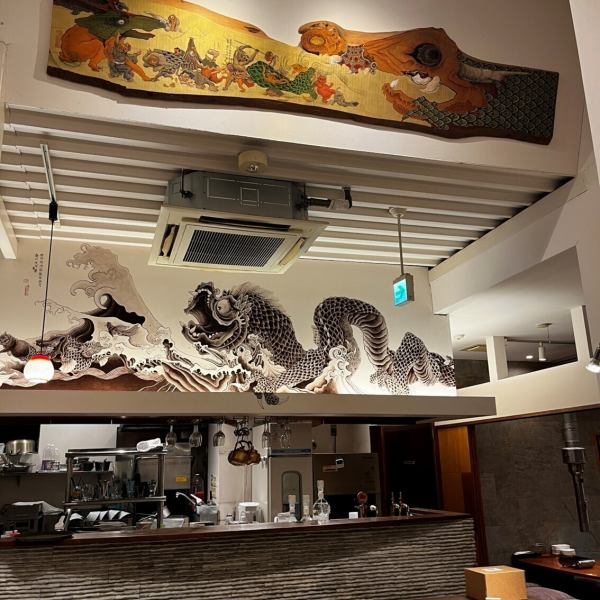 デートや少人数での食事に最適なカウンター席や2名掛けテーブル席をご用意!柔らかな照明とシンプルながら洗練された和モダンな装飾が、親密な時間を彩ります。仕切りのある空間は周囲を気にせずゆったりと会話を楽しめ、落ち着いた居心地の良さも魅力!一人焼肉にも対応できるので、気軽な訪問にも◎