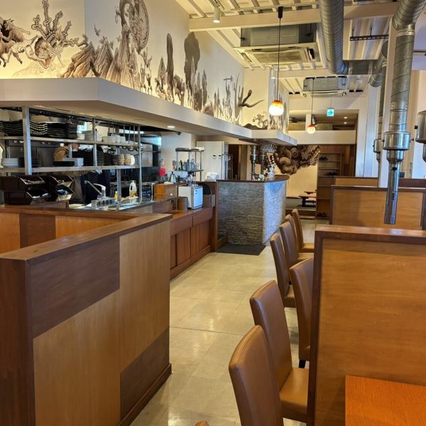 内装は和モダンを基調とし、上品で開放感あるデザインが特徴です。女性が入りやすい雰囲気を重視し、細部まで丁寧に整えられた空間は写真映えも抜群!主要駅からアクセスしやすく、食事だけでなく会話も楽しめる特別なスポットとして多くの方に選ばれています☆