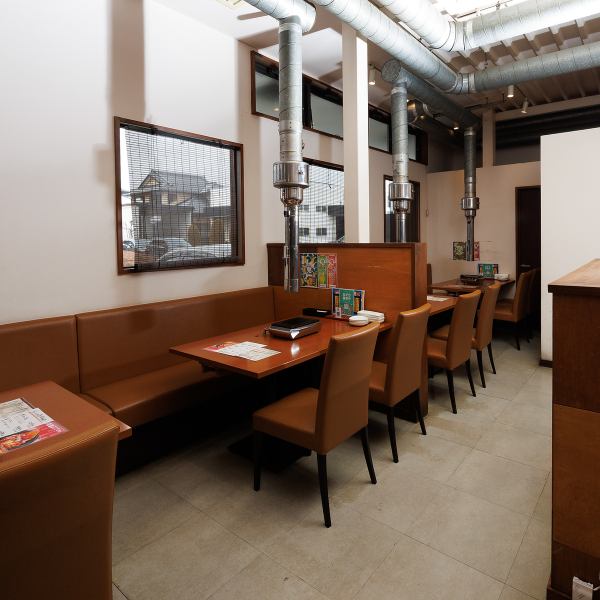 柔らかな照明とシンプルながら洗練された和モダンな装飾と、明るく開放的な空間が調和する店内。店内にあるイラストは、すべて職人による手書き。