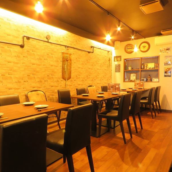 A shop with an American-inspired atmosphere, with a unified woody interior and overseas miscellaneous goods.The spacious and relaxing table seats can be enjoyed in various scenes such as company gatherings and drinking parties with friends ♪ Table seats can be used by up to 20 people!
