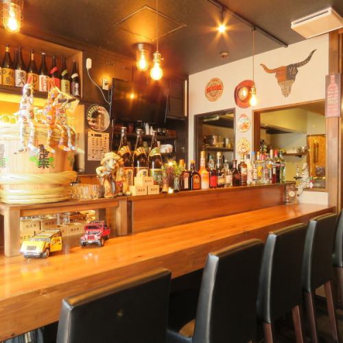 <p>There are 6 seats at the counter over the open kitchen.The bottles are lined up to create a bar-like atmosphere.The point is that it&#39;s easy to ask for what you like because you can enjoy one-of-a-kind dishes.The price is reasonable, so it&#39;s perfect for a little drink after work.</p>