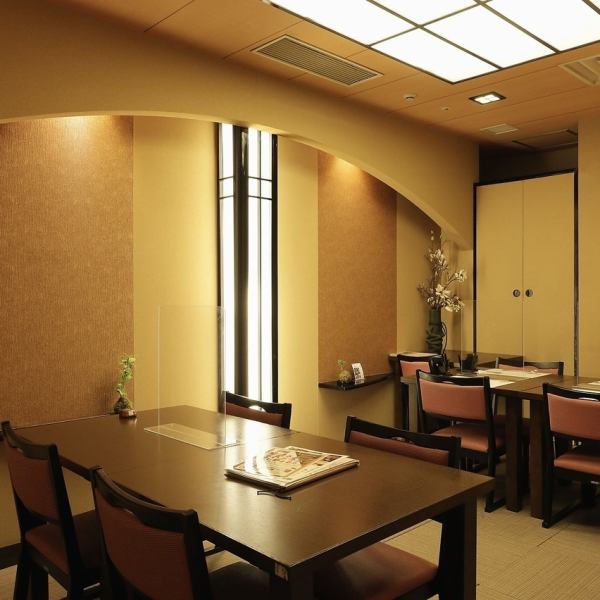 お座敷が足が痛くならないテーブル席（お座敷テーブル）でご用意！歓迎会・送別会・各種宴会でご利用頂けます。歓送迎会などのご予約もお待ちしております。大広間で使用時は最大２４名　　パーテーションで仕切った時は、Ａ最大１０名様　Ｂ最大１２様　でご利用可となります。※１６名様以上で大広間となります。