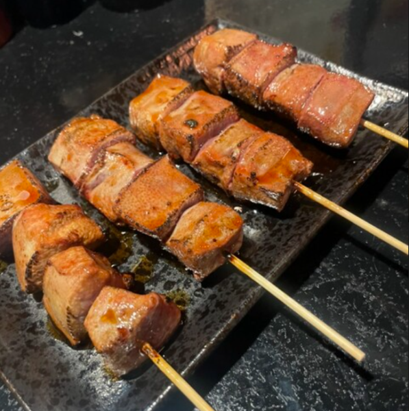 店名になっているからこそ自信があるやきとり！特にレバーがイチオシ！串焼き2本￥462円(税込)～