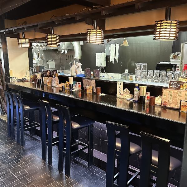 仕事終わりにサクッと飲みたい、一人で飲みたい、そんな方でもご来店いただけるようにカウンター席もございます。カウンター席では元気な従業員との会話も楽しめちゃいます♪