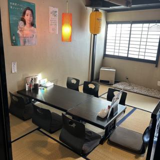 榻榻米房间可以坐6个人。