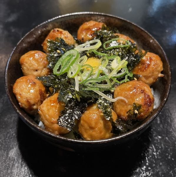 人気のつくねをご飯の上に乗っけてお腹いっぱいに！【つくね丼】836円(税込)