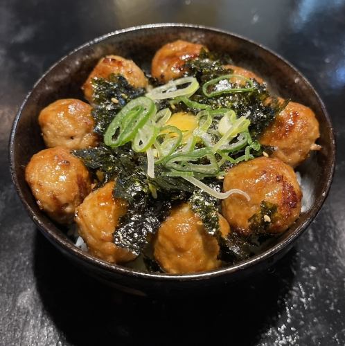 人気のつくねをご飯の上に乗っけてお腹いっぱいに！【つくね丼】836円(税込)