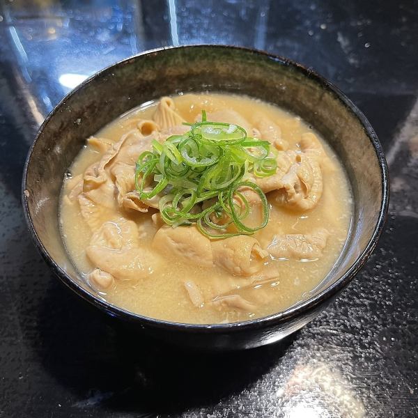 お酒の〆には最高の【もつ煮込み】　594円(税込)