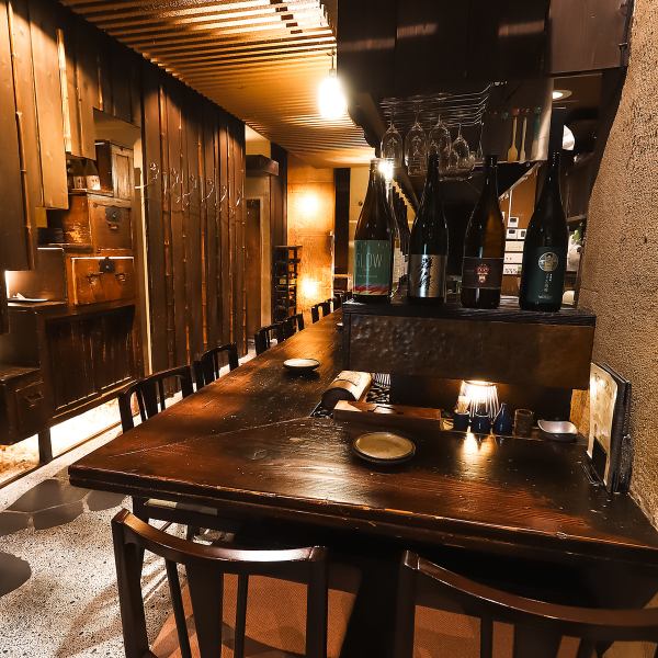 元住吉駅より徒歩3分。落ち着いた照明と石畳でムードたっぷり。木の温もり感が居心地の良さを演出♪お客様の串焼きの食べるタイミングに合わせて串焼きを焼き上げます。